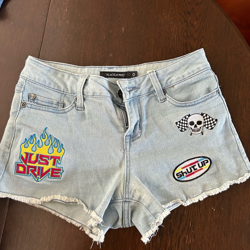 Ladies -Blackheart Light wash embroidered Jean shorts - Size: 0